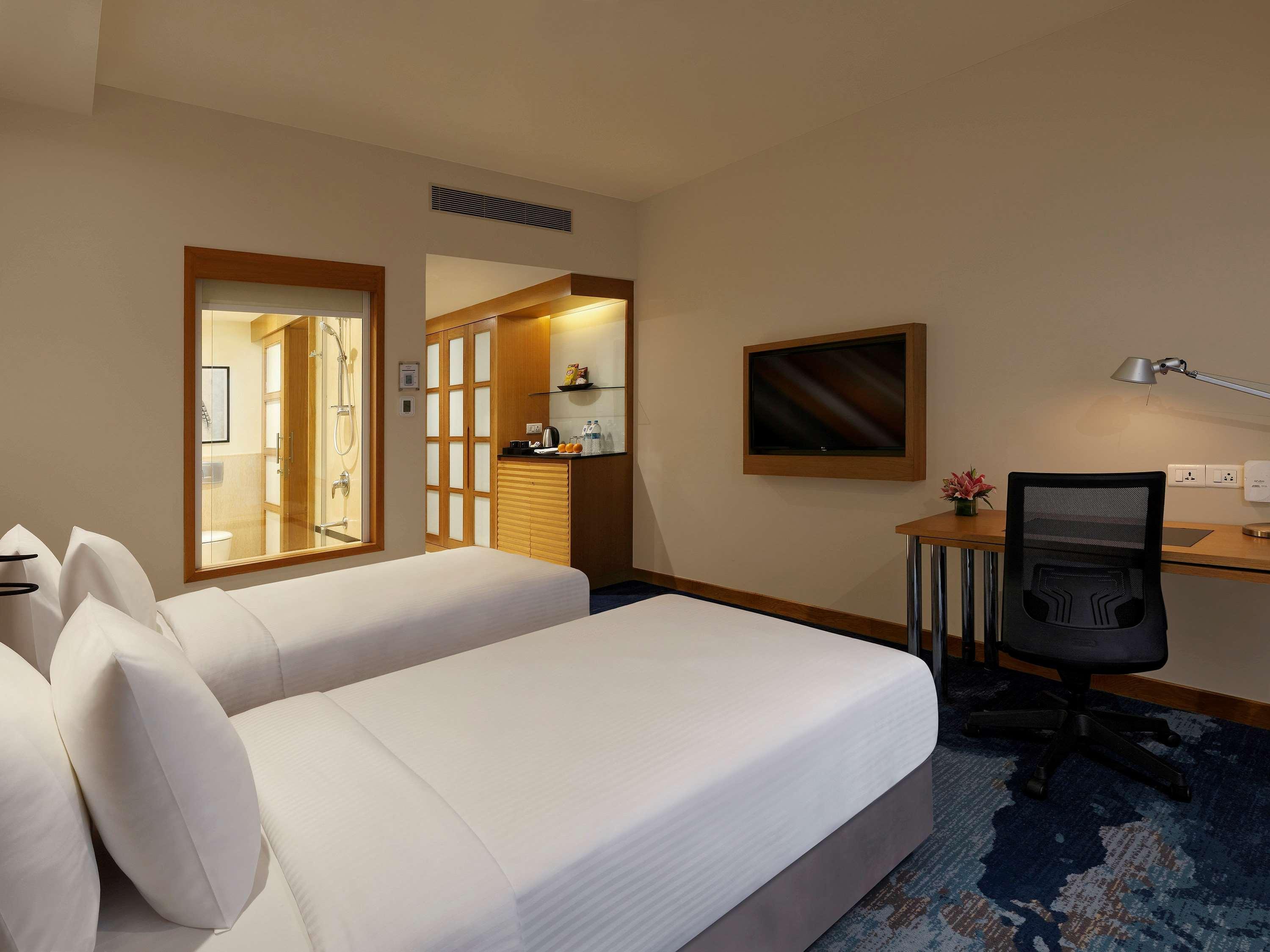 Novotel Hyderabad Convention Centre Экстерьер фото