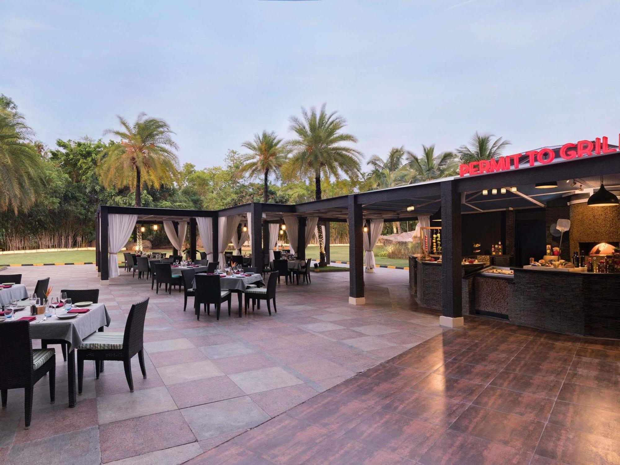 Novotel Hyderabad Convention Centre Экстерьер фото